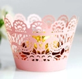 Involucro per cupcake rosa tagliato al laser con intricati motivi floreali a rilievo - Rosa