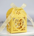 Detail der gelben lasergeschnittenen Herz-Geschenkbox mit eleganter Organzaschleife - Gold
