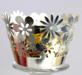 Silberne lasergeschnittene Cupcake-Förmchen mit Sonnenblumenmuster und Metalleffekt - Reflektierendes Silber