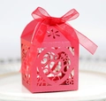 Detail der roten lasergeschnittenen Hochzeitsbox mit Herzmustern und Organza-Schleife - Perlrot