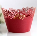 Nahaufnahme der roten Cupcake-Förmchen mit Laserschnitt-Rosenmuster und Perleffekt - 5cm / Perlrot