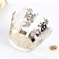 Elegantes moldes para cupcakes blancos cortados con láser con copos de nieve festivos - 5*5*8CM / Plata Reflectante