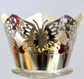 Dettaglio macro di pirottini dorati per cupcake con farfalle e fiori intagliati al laser - Argento Riflettente
