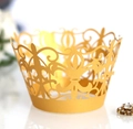 Detailaufnahme goldener lasergeschnittener Cupcake-Förmchen mit edlen Ornamenten - Gold / 5cm
