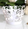 Detail von lasergeschnittenen creme-weißen Muffinförmchen mit eleganten Blumenmustern - Weiß / 5cm