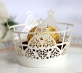 Vue macro de caissettes à cupcakes blanches découpées au laser avec motifs couronne et étoiles - Ivoire