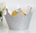 Detailansicht der silbernen Glitzer-Cupcake-Förmchen mit filigranem Kronen-Schnittmuster - 5cm / Glitzer Silber