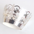 Makroansicht silberner Tortenmanschetten in Kronenform mit filigraner Laser-Cut-Blumenverzierung - Reflektierendes Silber