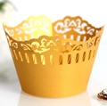 Vista macro di pirottini dorati per cupcake tagliati al laser con pizzo a forma di corona - 5cm / Oro