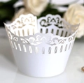 Dettaglio di pirottino per cupcake bianco tagliato al laser con motivi floreali eleganti - 5cm / Bianco