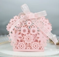 Λεπτομέρεια macro από λουλουδάτο σχέδιο laser-cut σε ροζ κουτί γλυκών γάμου με κορδέλα - Ροζ
