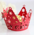 Details von roter lasergeschnittener Muffinform mit Merry Christmas Text und Motiven - 5cm / Perlrot