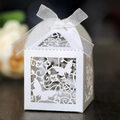 Detalle de caja de dulces de boda cortada con láser con lazo de cinta de gasa blanca fina - Blanco