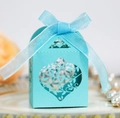 Dettaglio della scatola per bomboniere azzurra con intaglio a cuore e nastro in seta - Blu Tiffany