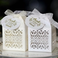 Elegante lasergeschnittene Hochzeits-Süssigkeitsboxen in Weiß und Creme mit Schleife - Weiß (Mit Etikett)