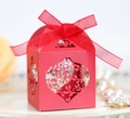 Dettaglio scatola regalo rossa tagliata al laser con cuore, fiocco e decorazioni perle - Rosso Perlato