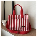 Borsa tote in tela a righe bianche e rosse con tracolla regolabile e targhetta in pelle - Rosso