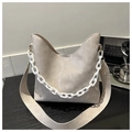 Beige Hobo-Tasche aus Kunstleder mit trendiger weißer Kette und breitem Schultergurt - Gebrochenes Weiß