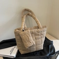 Elegante bolso tote acolchado beige de algodón con un pequeño neceser con cremallera - Caqui