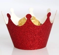 Detail der roten Glitzer-Kronen-Cupcake-Hülle mit glänzender Paillettenstruktur - 5cm / Glitzer Rot