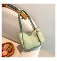 Conjunto de bolso tote de cuero verde claro minimalista con monedero a juego en sofá - Verde