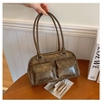 Dettaglio della borsa sottobraccio marrone vintage con doppie tasche frontali e texture - caffè