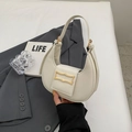 Bolso de hombro blanco semicircular minimalista con hebilla metálica dorada - Blanco Roto