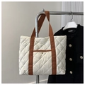 Detalle del bolso tote acolchado con correas de lona marrón y hebilla dorada - Blanco