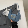 Bolso de media luna minimalista en denim azul con elegante hebilla dorada - Azul claro