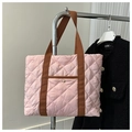 Detalle del bolso tote acolchado rosa con asas marrones y hebilla dorada elegante - Rosa