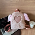 Roze pluche olifant rugzak met hartjespatch voor dames op een houten bureau - Roze (Geen Charm)