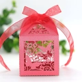 Primer plano de caja de dulces roja cortada con láser con purpurina y cinta de seda fina - Rojo Perlado