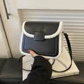 Bolso bandolera minimalista de cuero sintético negro con ribete de lana de cordero - Negro