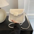 Bolso bandolera de cuero crema con ribete de piel de oveja y hebilla decorativa - Blanco