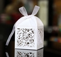 Detaillierte lasergeschnittene weiße Geschenkschachtel mit eleganter Organzaschleife - Weiß