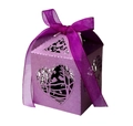 Détail d'une boîte à bonbons cœur découpée au laser avec nœud lilas et motif de branches - Violet foncé