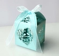 Vue détaillée du motif cœur et oiseau découpé au laser sur boîte cadeau bleu dégradé - Bleu Tiffany