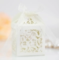 Détail de boîte de mariage blanche découpée au laser avec motifs floraux et ruban - Ivoire
