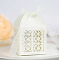 Vista macro de caja de dulces marfil cortada con láser con patrones y cinta de organza - Marfil