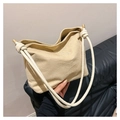 Détail du grand sac cabas en daim beige avec lettrage blanc et détails de nœuds fins - Kaki
