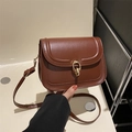 Borsa a tracolla marrone in ecopelle con chiusura vintage a doppio anello dorato - caffè