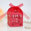 Dettaglio di una scatola di carta rossa tagliata al laser con renne e nastro decorativo - Rosso Perlato