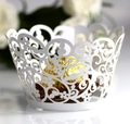 Nahaufnahme der weißen Laser-Cupcake-Förmchen mit eleganten hohlen Blumen-Scrollmustern - 5cm / Weiß