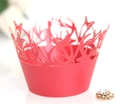 Rote Laser-Cut Cupcake-Förmchen mit filigranen Schmetterlings- und Wald-Hirschmotiven - Perlrot