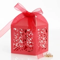 Detailansicht der roten lasergeschnittenen Geschenkbox mit Blumenmuster und Organzaschleife - Perlrot
