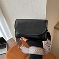 Klassieke zwarte crossbodytas met een kleurrijke, geometrische brede stoffen band - Zwart
