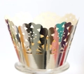 Detail von silberner lasergeschnittener Cupcake-Hülle mit spiegelnder Oberfläche - Reflektierendes Silber
