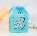 Detail der petrolfarbenen lasergeschnittenen Geschenkbox mit Hohlblumenmuster und Schleife - Tiffanyblau