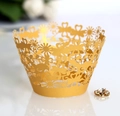 Détail macro de caissettes à cupcakes dorées découpées au laser avec oiseaux et fleurs - 5cm / Or