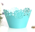 Filigrane lasergeschnittene Muffinhülle mit Schneeflocken aus seeblauem Perlmuttpapier - Tiffany-Blau